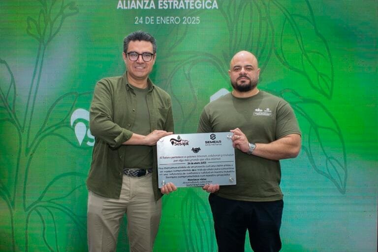 Ejecutivos de Semear y Sesajal sellan alianza. Foto: SouzaInfantas