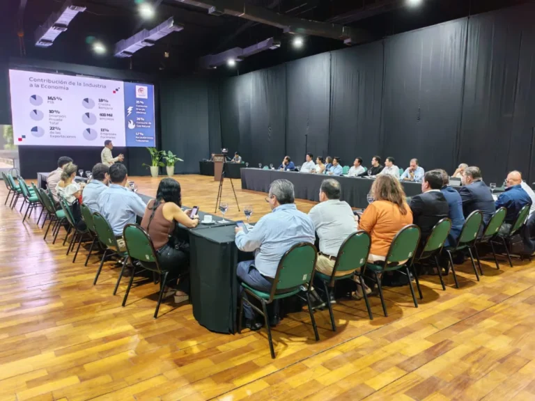 Industriales plantean agenda para afrontar escasez de divisas y combustibles