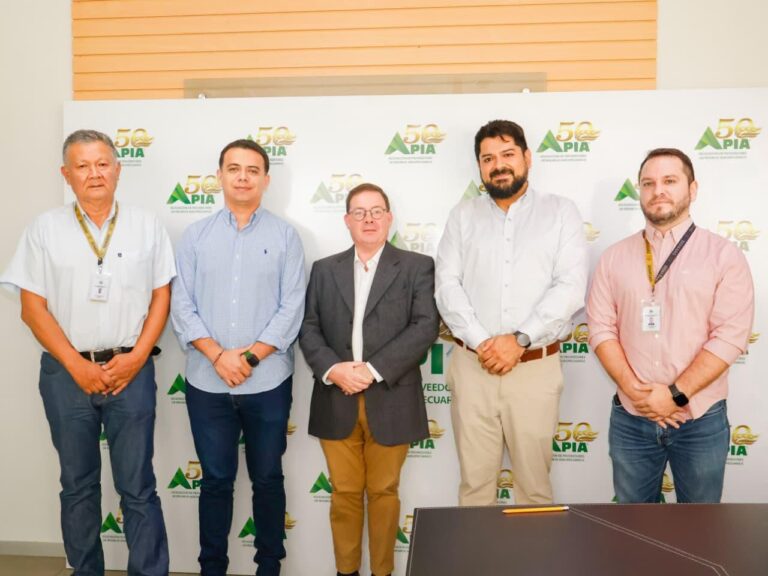 APIA y representante regional coordinan con el Senasag una agenda para fortalecer la regulación y el control en Bolivia