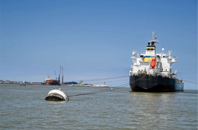 YPFB inicia la descarga de 48 millones de litros de diésel en Arica para Bolivia